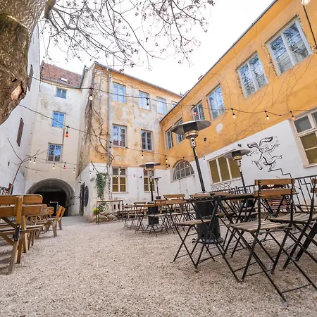 Party Kralikarna ホステル *