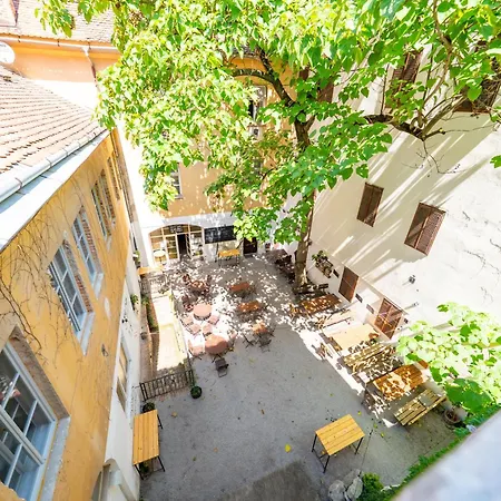 Party Kralikarna ホステル *